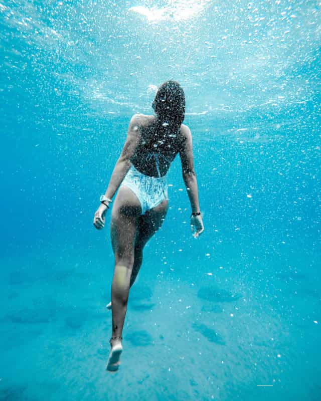 ragazza sott'acqua nel mare